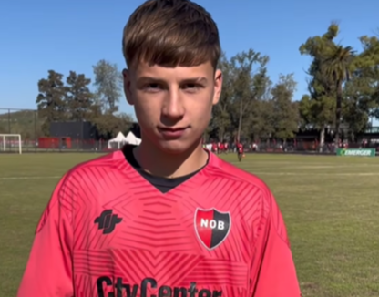 Un funense se vistió de héroe y metió a Newells en la final de un torneo sub-17